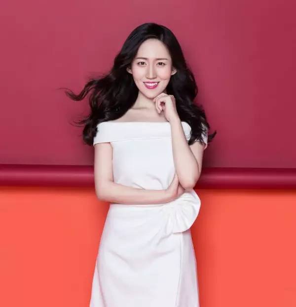 朗读者徐巍在如今这个强调快和微的时代,人们对文字的耐心似乎渐渐