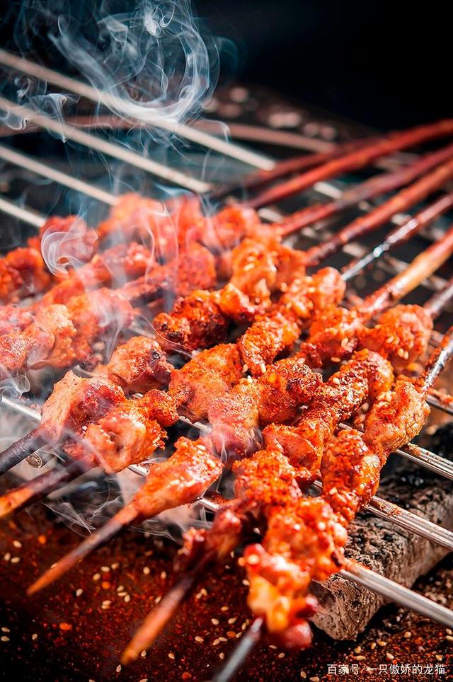 香辣的红柳枝羊肉串,羊蝎子火锅来啰