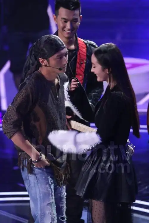 谢霆锋杨幂贴身对视 大幂幂瞬间害羞"落跑"(三)