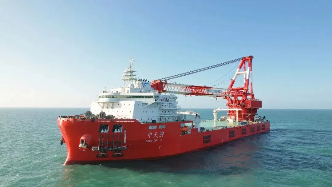 式全回转起重船"中天39"顺利完成6天的试航任务,靠泊振华启东海工码头