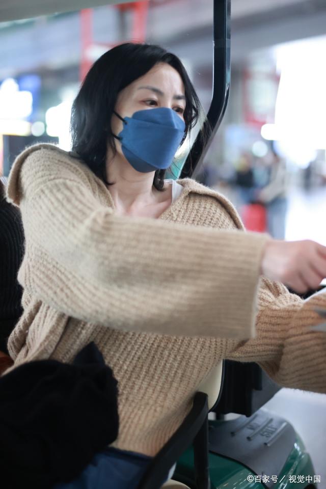 54岁王菲现身首都机场 短发毛衣清爽干练