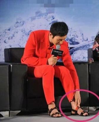 黄晓明被疑垫鞋垫,身高就这么重要吗?