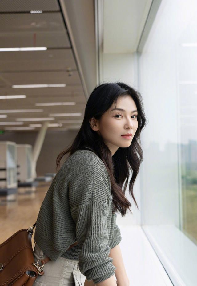 刘涛晒美照展现温婉大方气质,回眸一笑令人心动