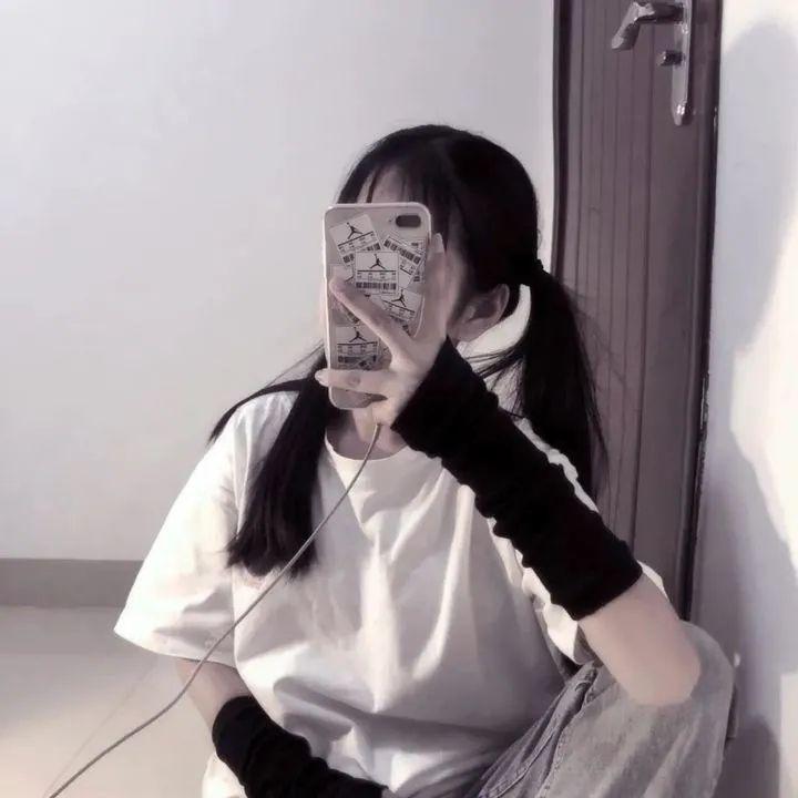 简单遮住脸的女生头像