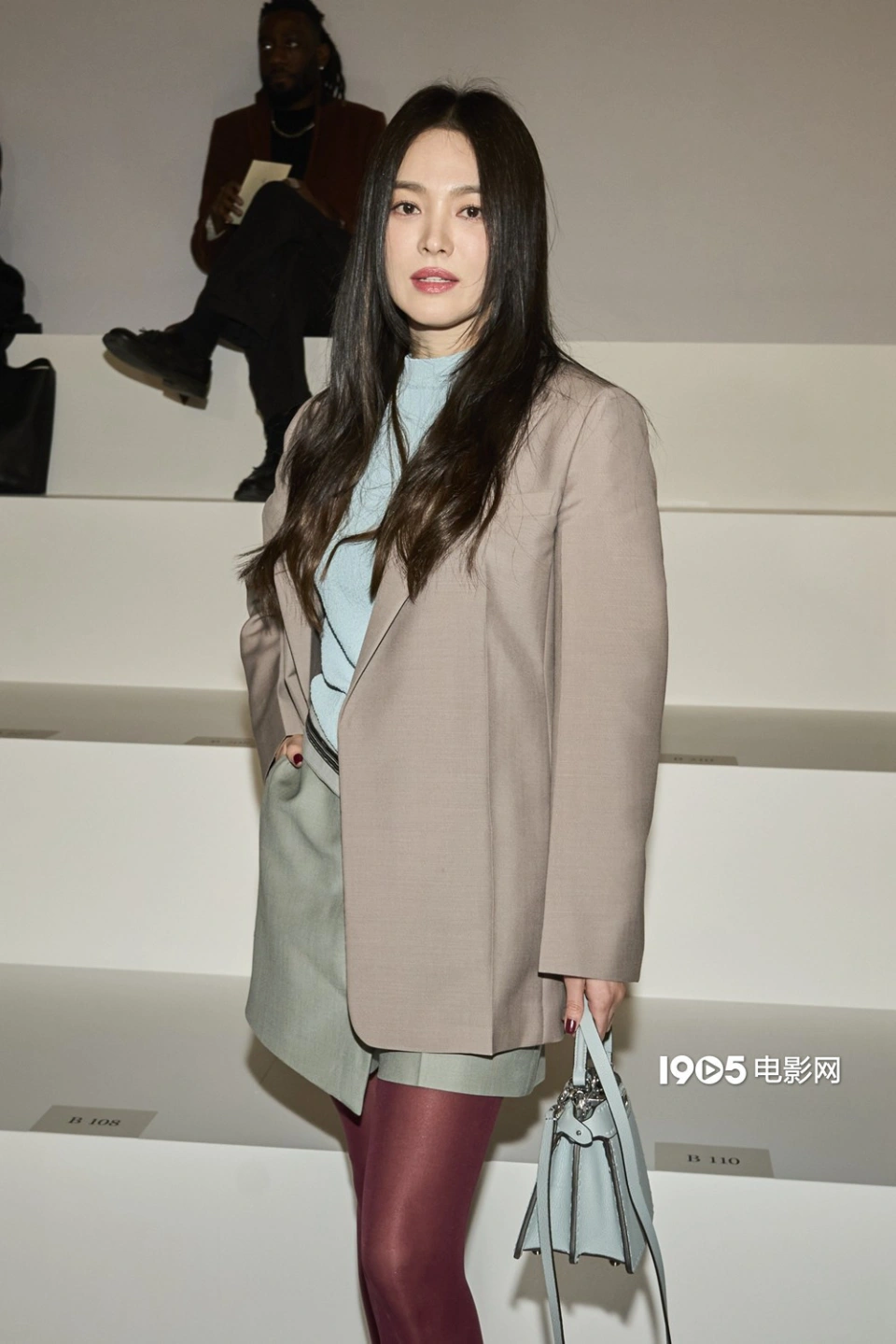 宋慧乔现身巴黎时装周 驾驭叛逆红丝造型清冷优雅