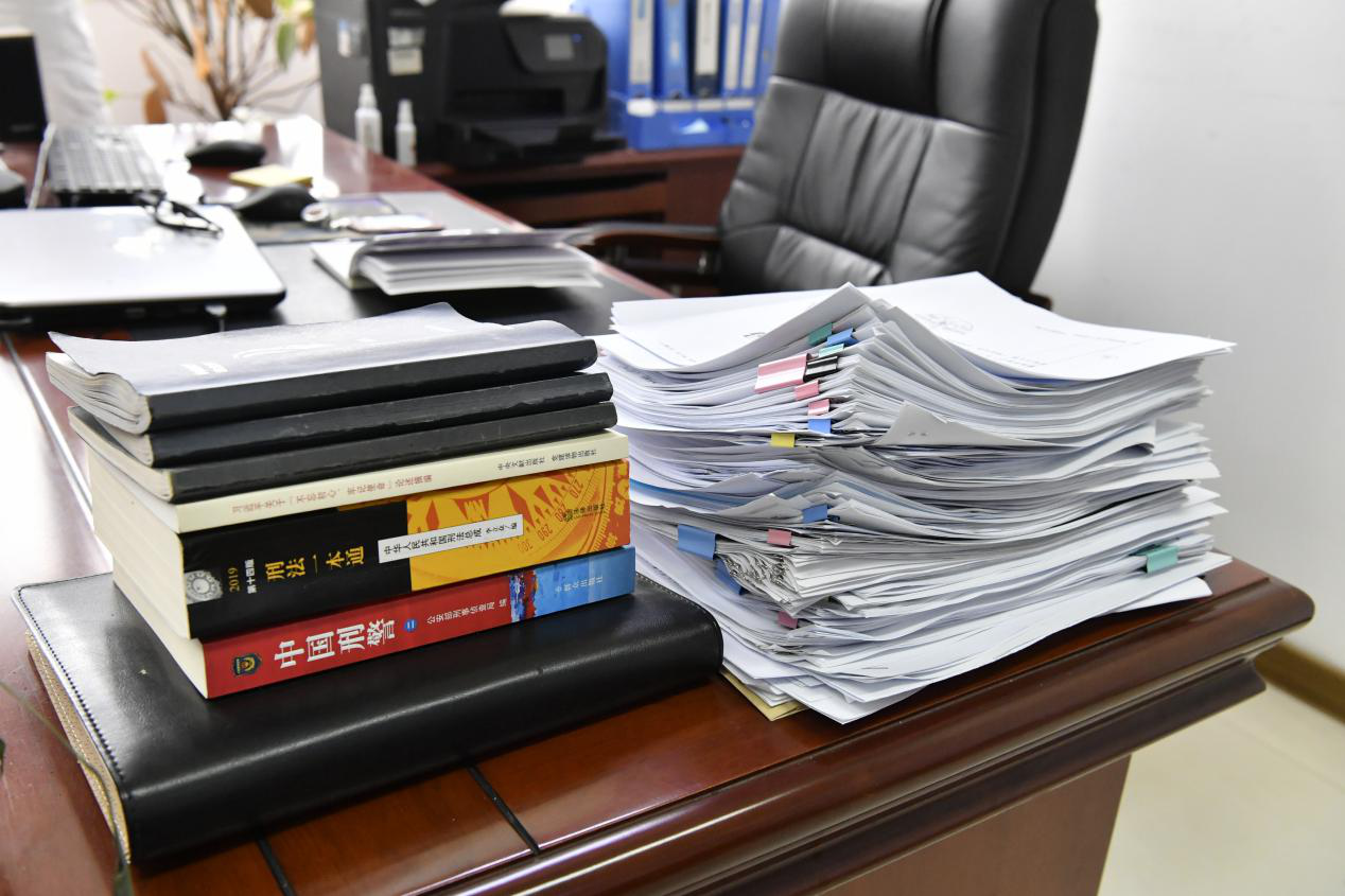 办公桌上堆满文件