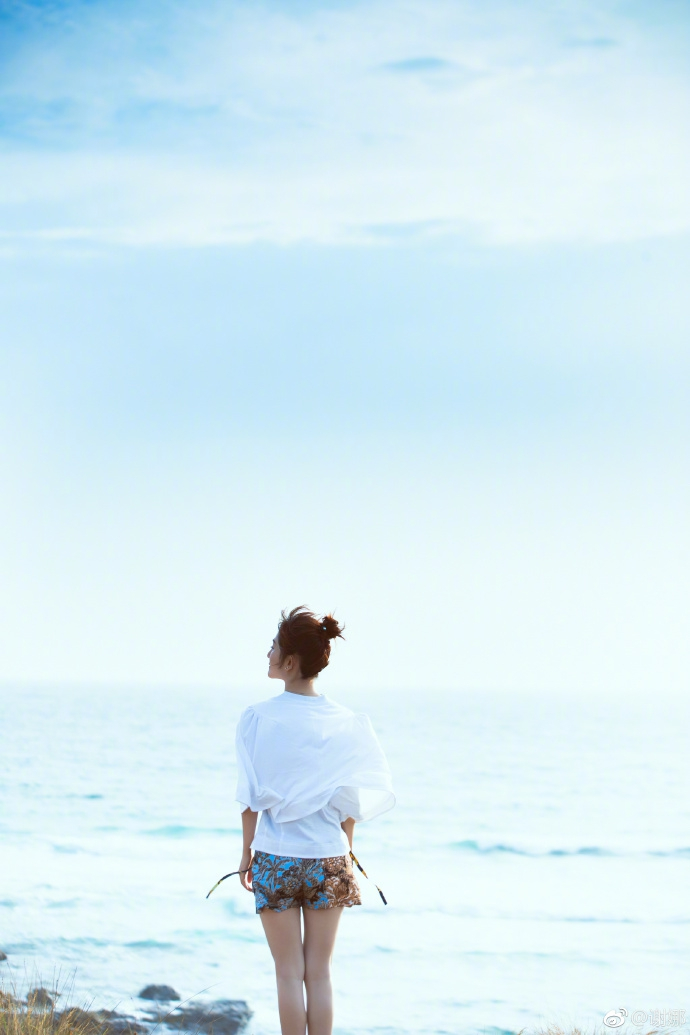 原创谢娜扎丸子头站海边很青春笑称看似在思考其实没有