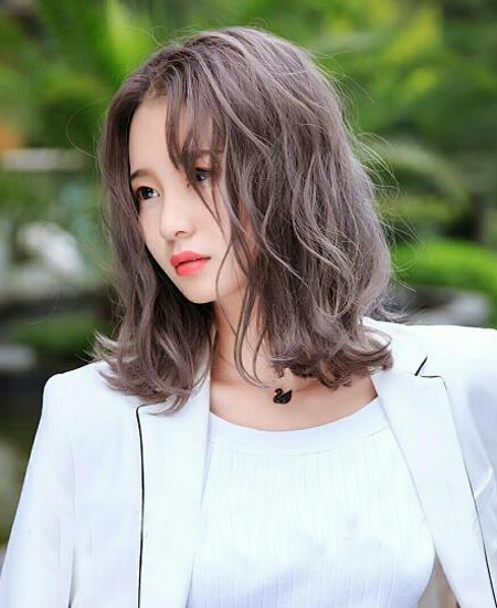 齐肩中短发进行蓬松慵懒感微卷烫卷处理发丝轻盈唯美十分耐看,刘海