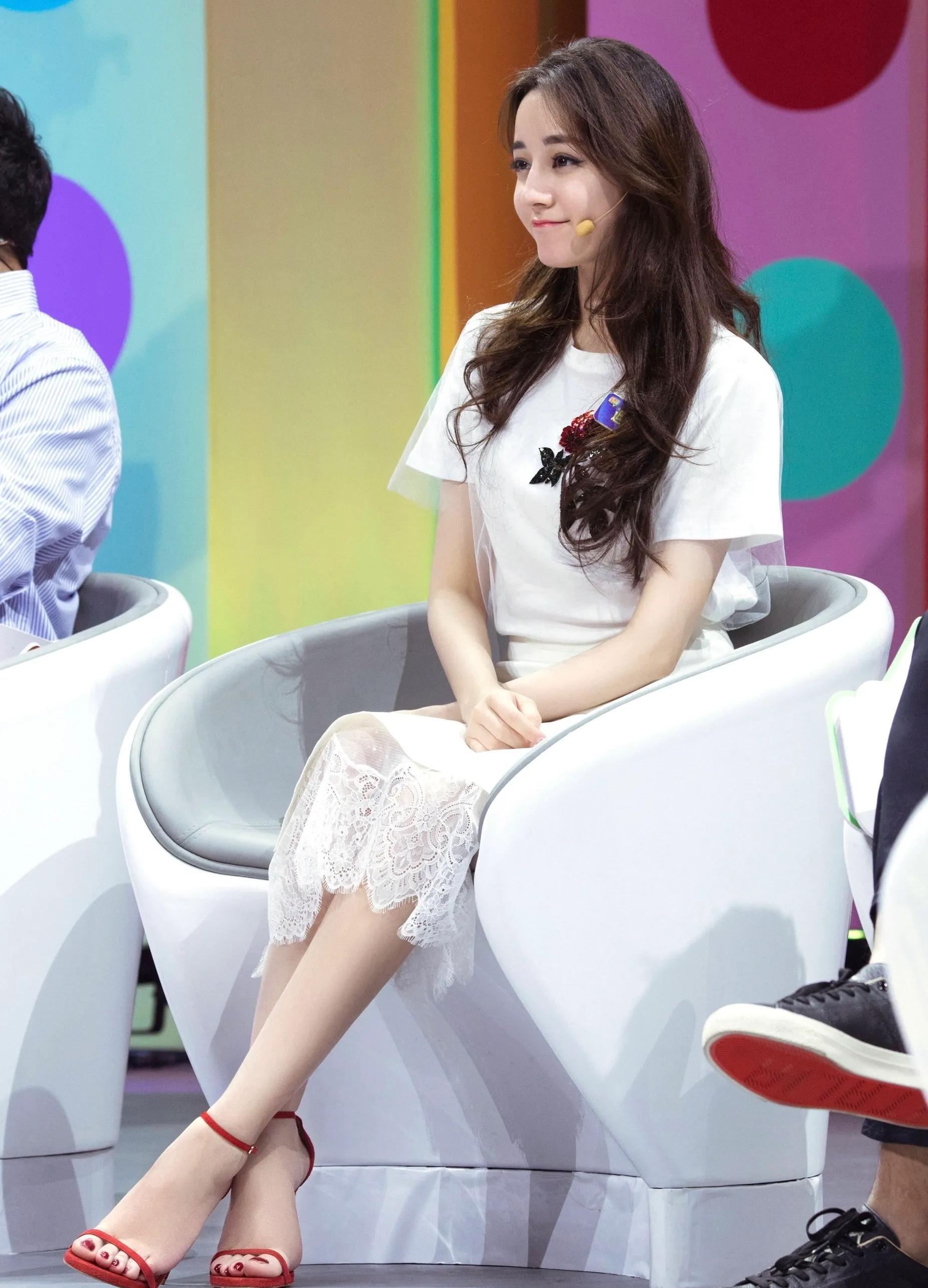 迪丽热巴红色性感高跟凉鞋的美腿_白色_身材_设计