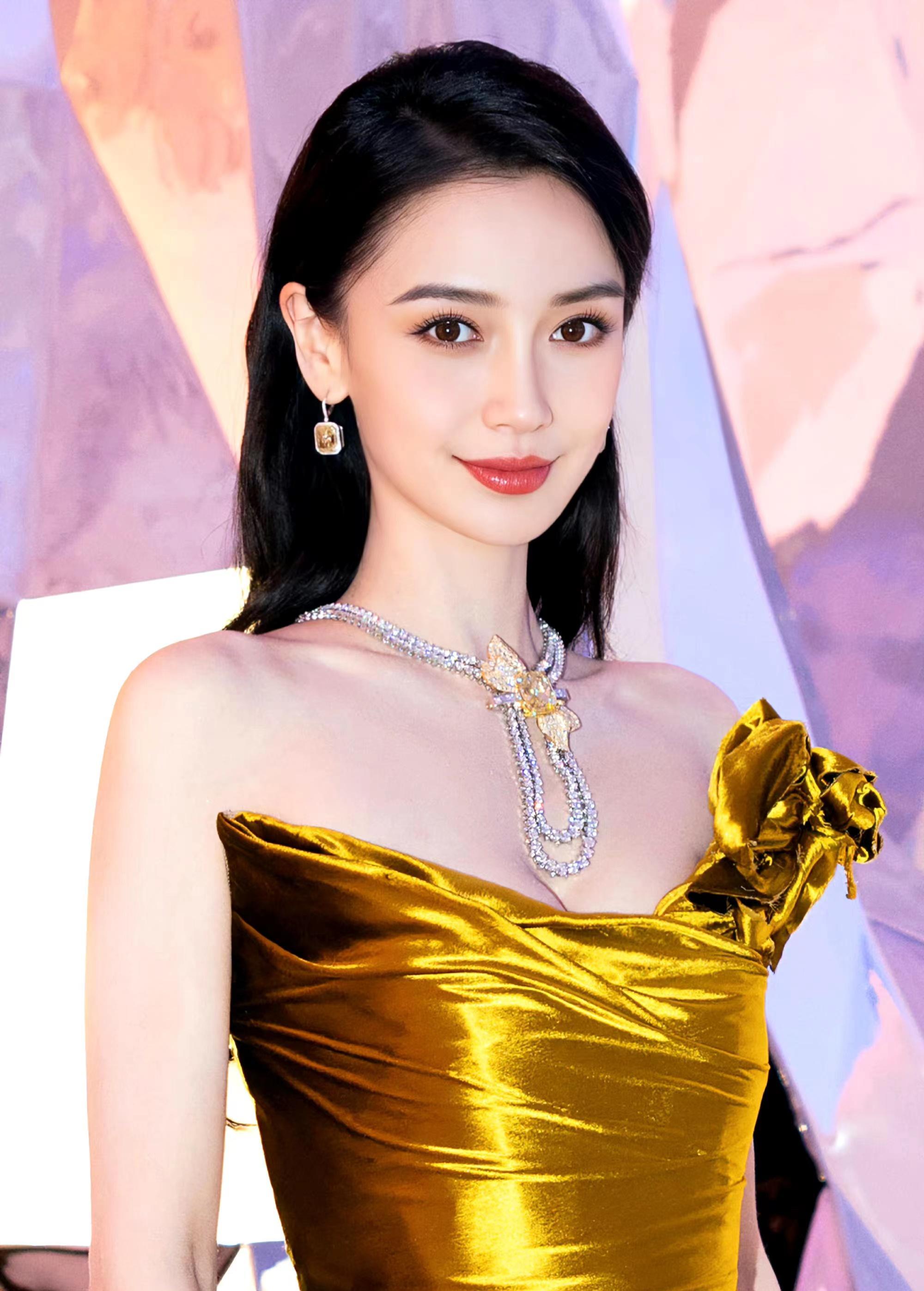 杨颖现身某活动,一身纤瘦身材,优雅气质的金色鱼尾裙!_风格_造型_漂亮