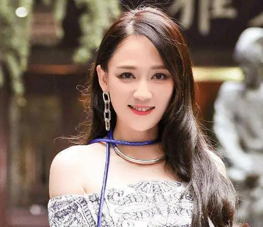 原创陈乔恩真放的开41岁了还敢穿个肚兜裙就出门都没眼看