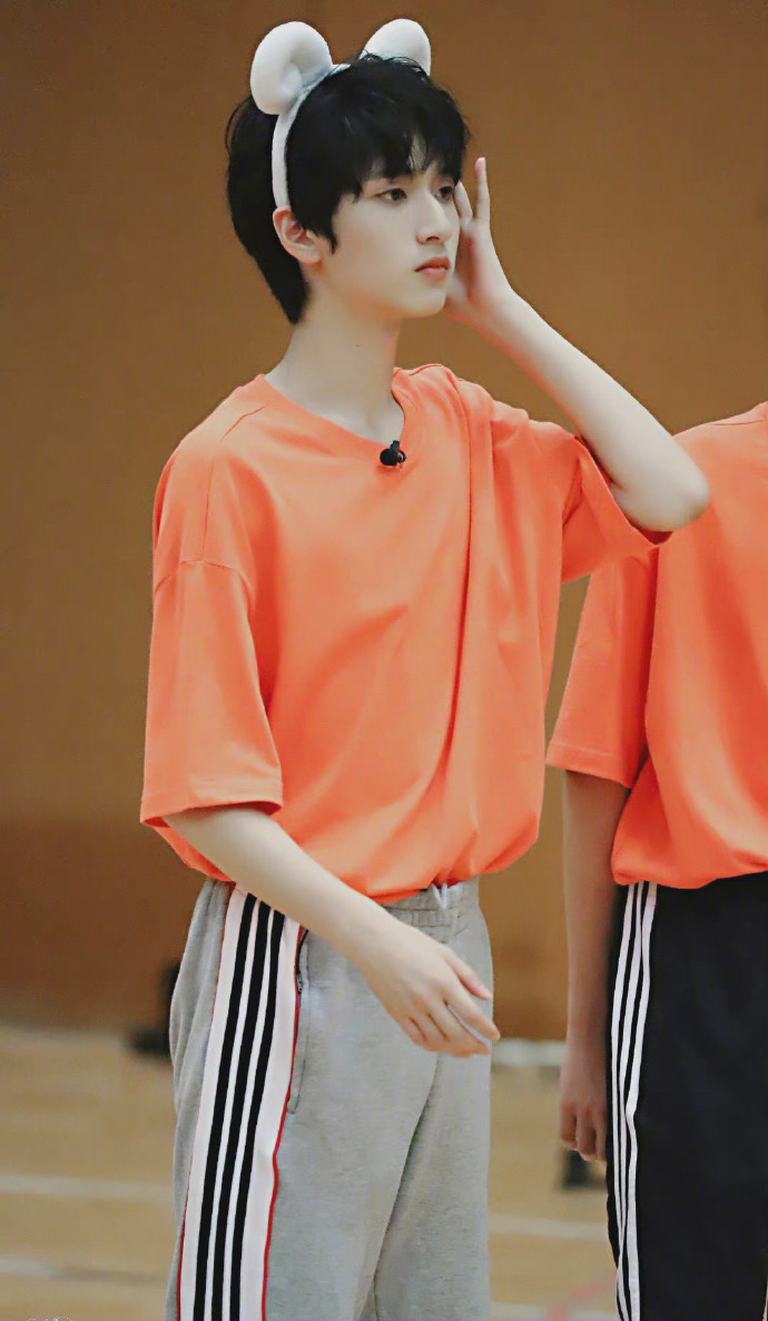 带着恰到好处的少年感和优雅,谁不可以呢@时代少年团-严浩翔