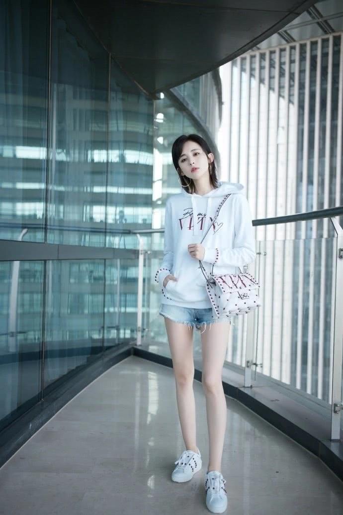 很少见古力娜扎短裤穿那么短,抬腿的瞬间,好看到让人来不及捂脸