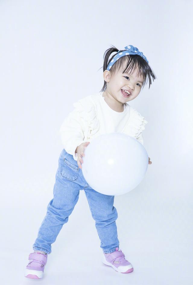 原创熊黛林晒2岁双胞胎女儿写真庆生镜头感十足妹妹比姐姐高好多