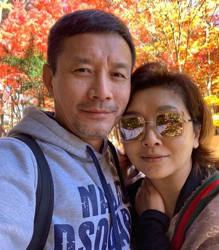 中戏99届同学聚会罕曝光44岁于小伟依旧帅气于震喝到脸通红