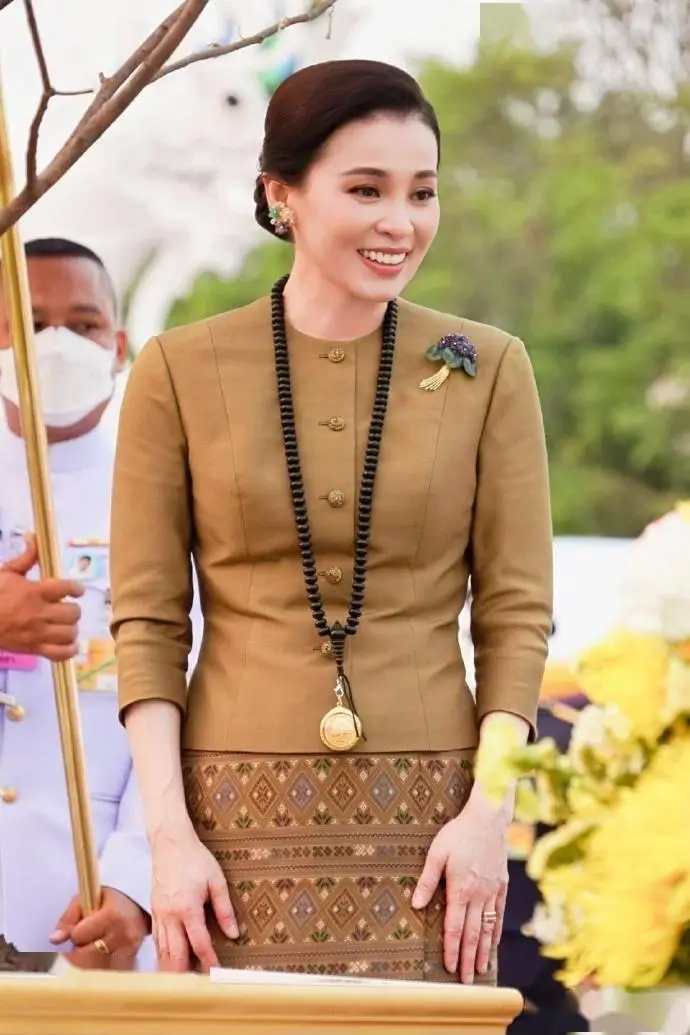 泰国王室再现嫂子跪小姑子名场面,今年苏提达王后依然稳坐后宫.