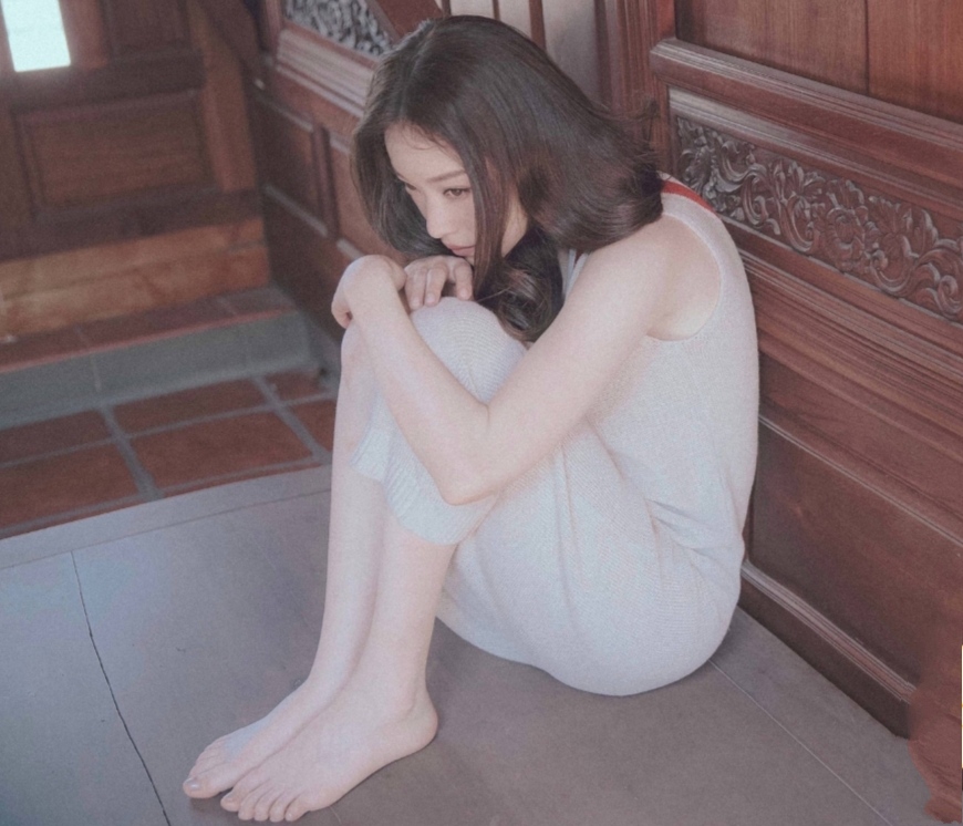 倪妮漂亮的小脚丫,雪白精致,不输给杨幂