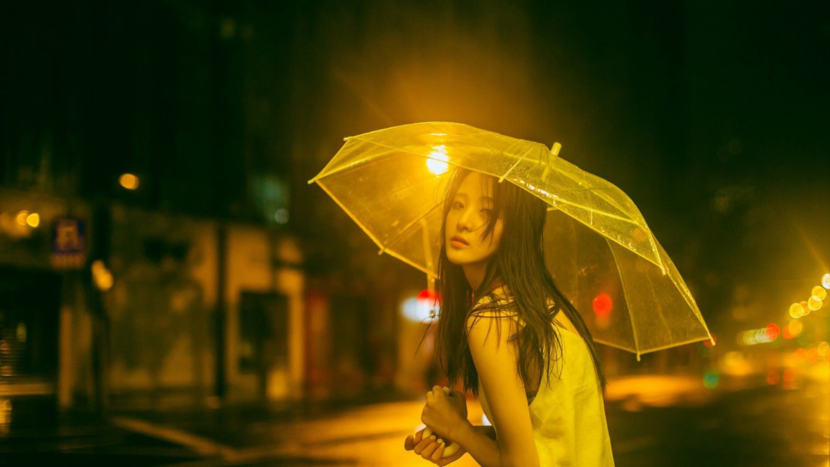 雨中伤感撑伞女孩图片-美女壁纸-高清美女图片-第7图-娟娟壁纸
