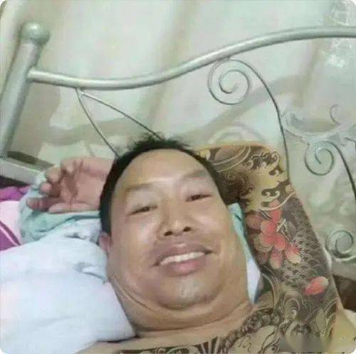 光膀子自拍大叔,你的名字是?_表情_院办_男人