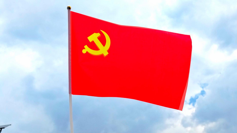 4k升格拍摄蓝天下党旗随风飘扬党政