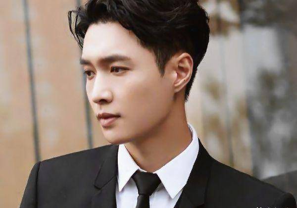 的顶流明星张艺兴,这个在《极限挑战》当中成为团宠的一个90后艺人,他