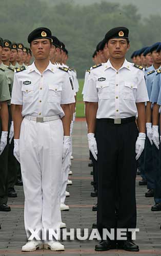 这是陆军男士兵春秋常服.这是空军军官长袖夏常服.