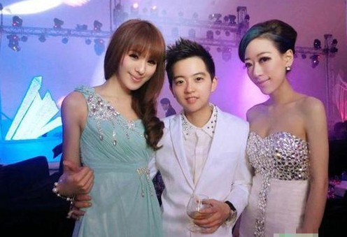 据有关网友爆料,正太小伙是恒大地产某老总的公子许熙浩,又叫做许少爷