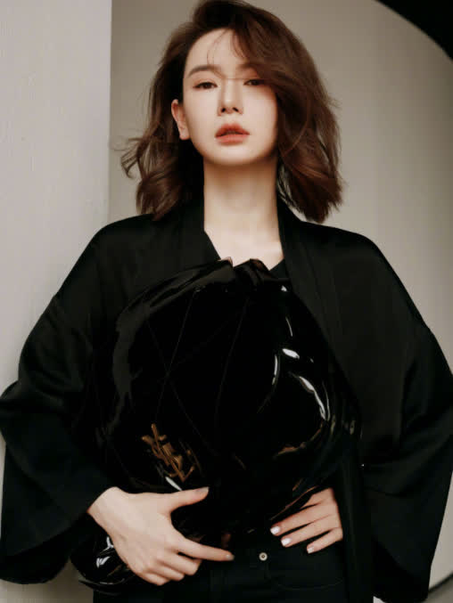 戚薇妆容惊艳,充满霸气展现自信独立!