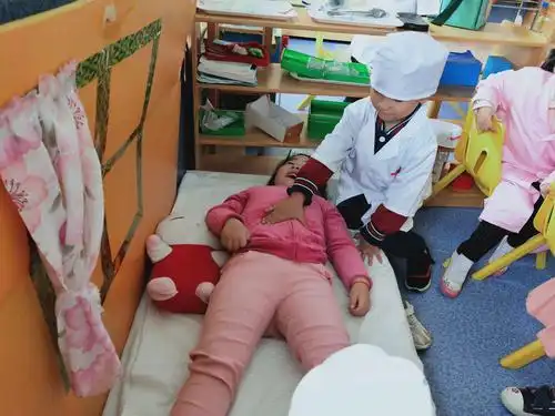 诊室里的小朋友肚子不舒服,我来帮你检查一下