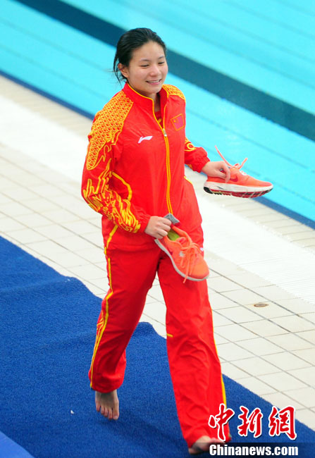 跳水冠军杯何姿夺冠赤脚领奖送新年祝福