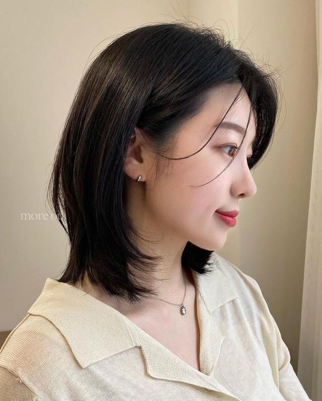 在本文中,我们将探讨四种热门发型:层次短碎发