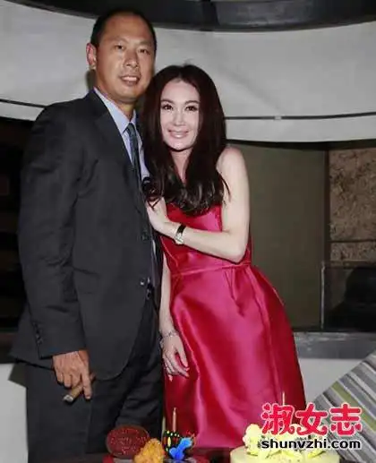 娱乐 综艺  高大,年轻的何祖光(国民党高级将领何应钦的侄孙,何应钦