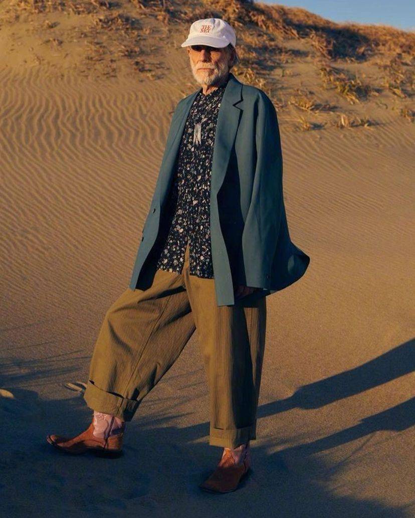 看这位外国老头,硬是穿出了模特范儿