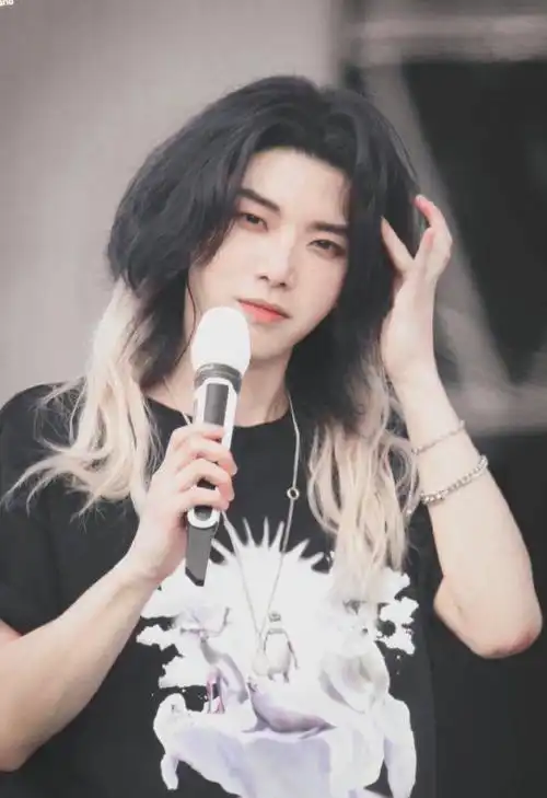 华晨宇也太会了金色长发搭配玫瑰纹身秒变叛逆的忧郁王子