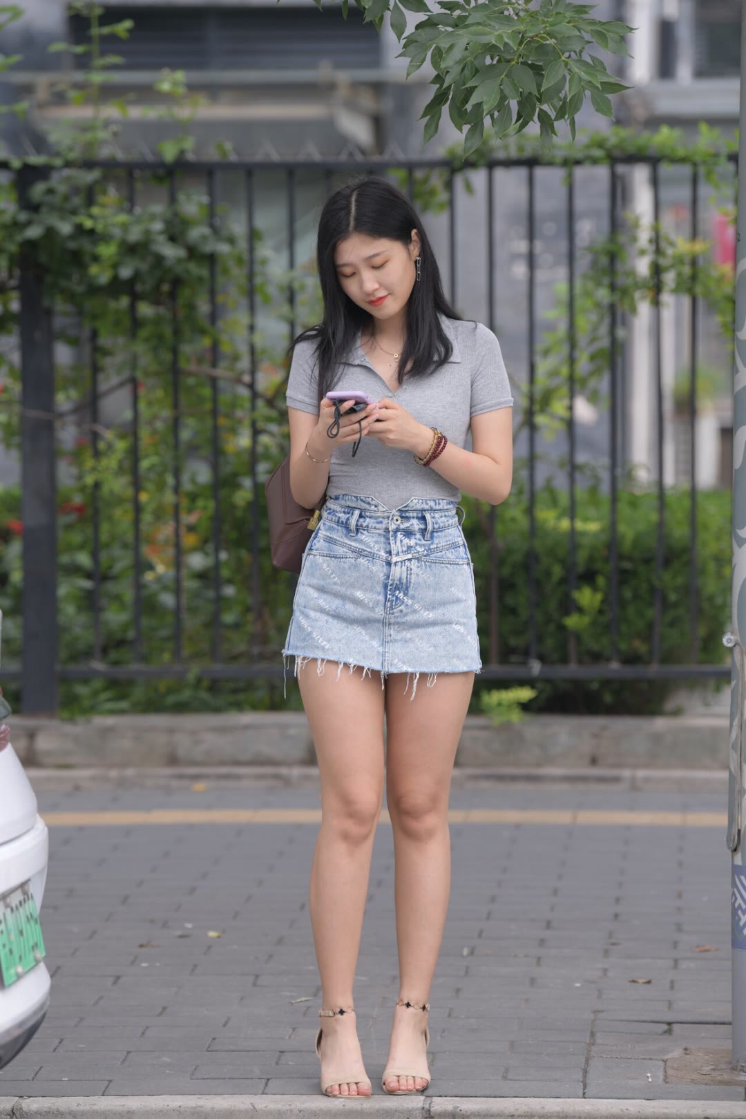 街拍美女,漂亮的牛仔短裙小姐姐,牛仔搭配短t意外好看!