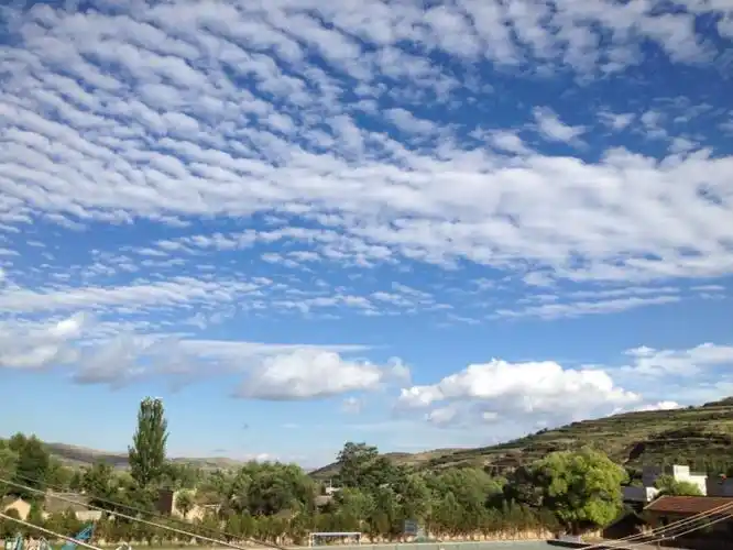 早早晚晚,一天之中我总是很多次地抬头仰望天空,看天上云的变幻,看