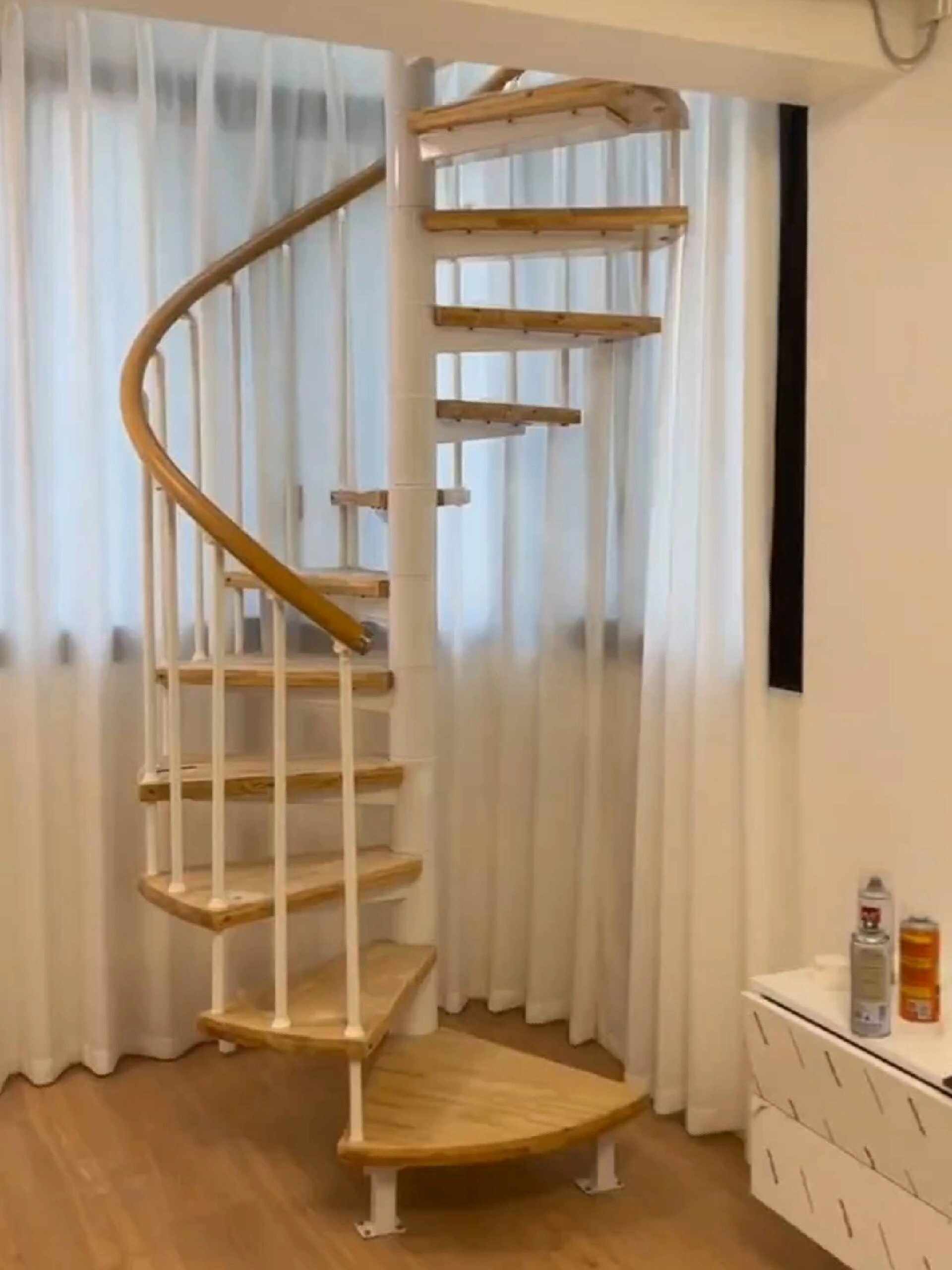 小户型旋转楼梯 简约美观经济节省空间