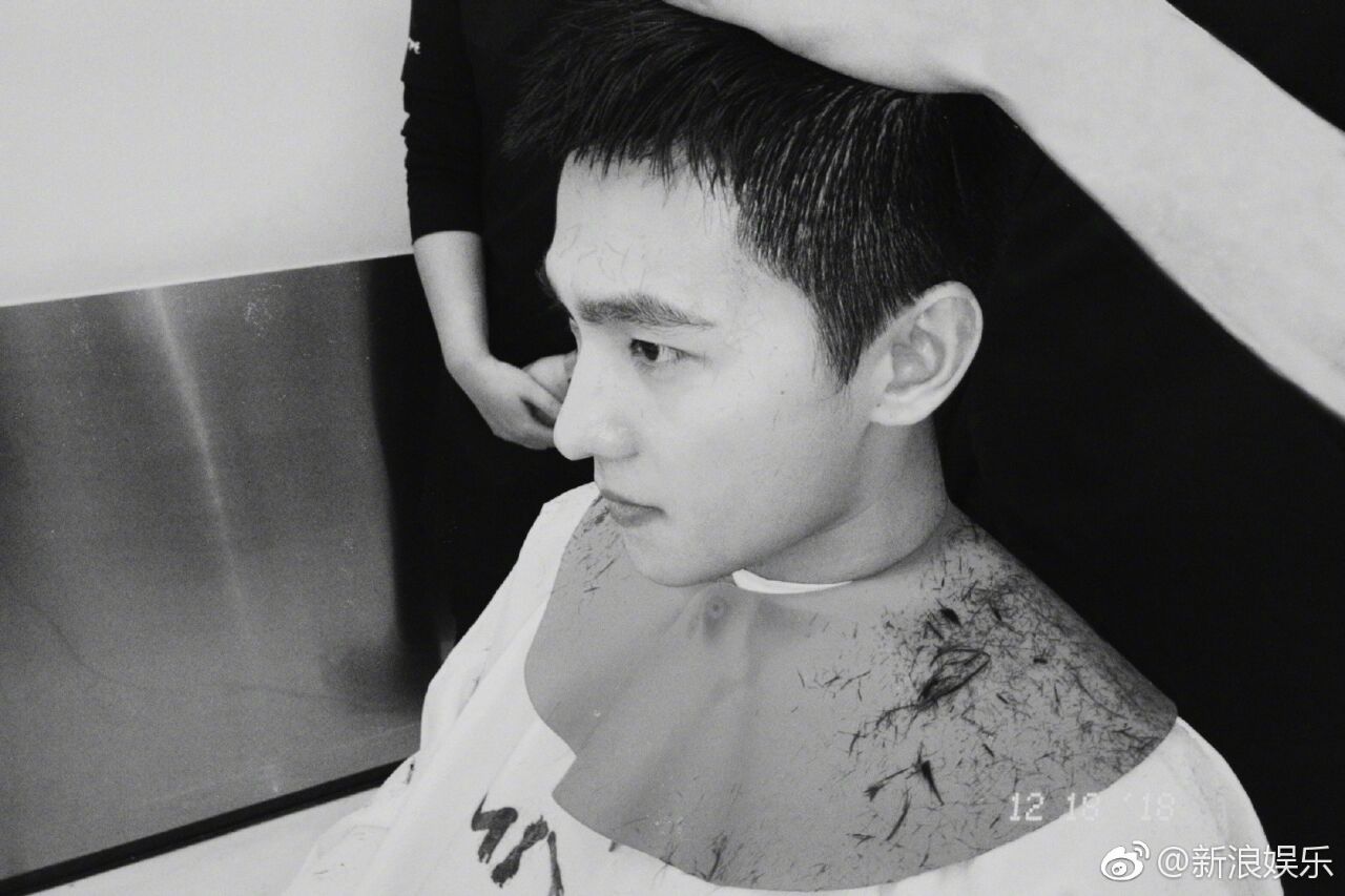 杨洋剃头!自己反手推眼神凌厉,是我们的寸头兵哥哥没错了!