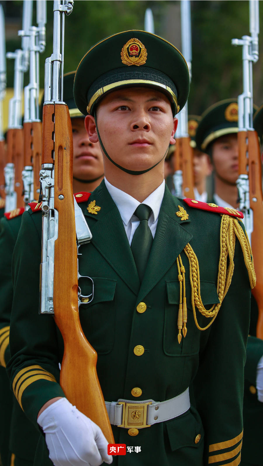 整齐划一,治愈强迫症!直击武警仪仗队员训练现场