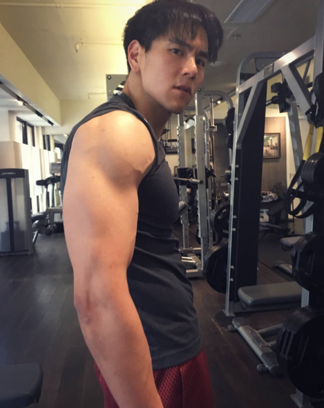 彭于晏回应馋他身子的评论,他表示:馋哪部分?评论全是虎狼之词