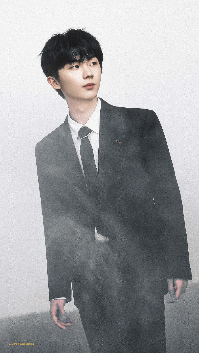 马嘉祺黑西装荒野大片