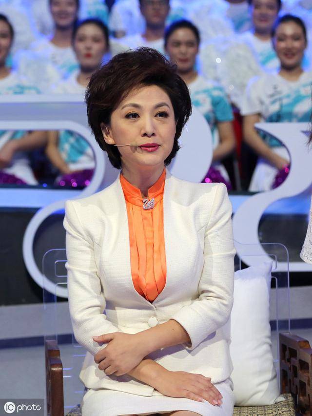 央视《新闻联播》主持人原来这么可爱!47岁海霞成"网红"