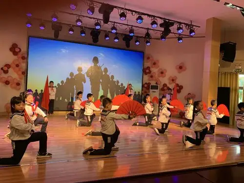 扇子舞《精忠报国》,长养同学们的爱国志气.