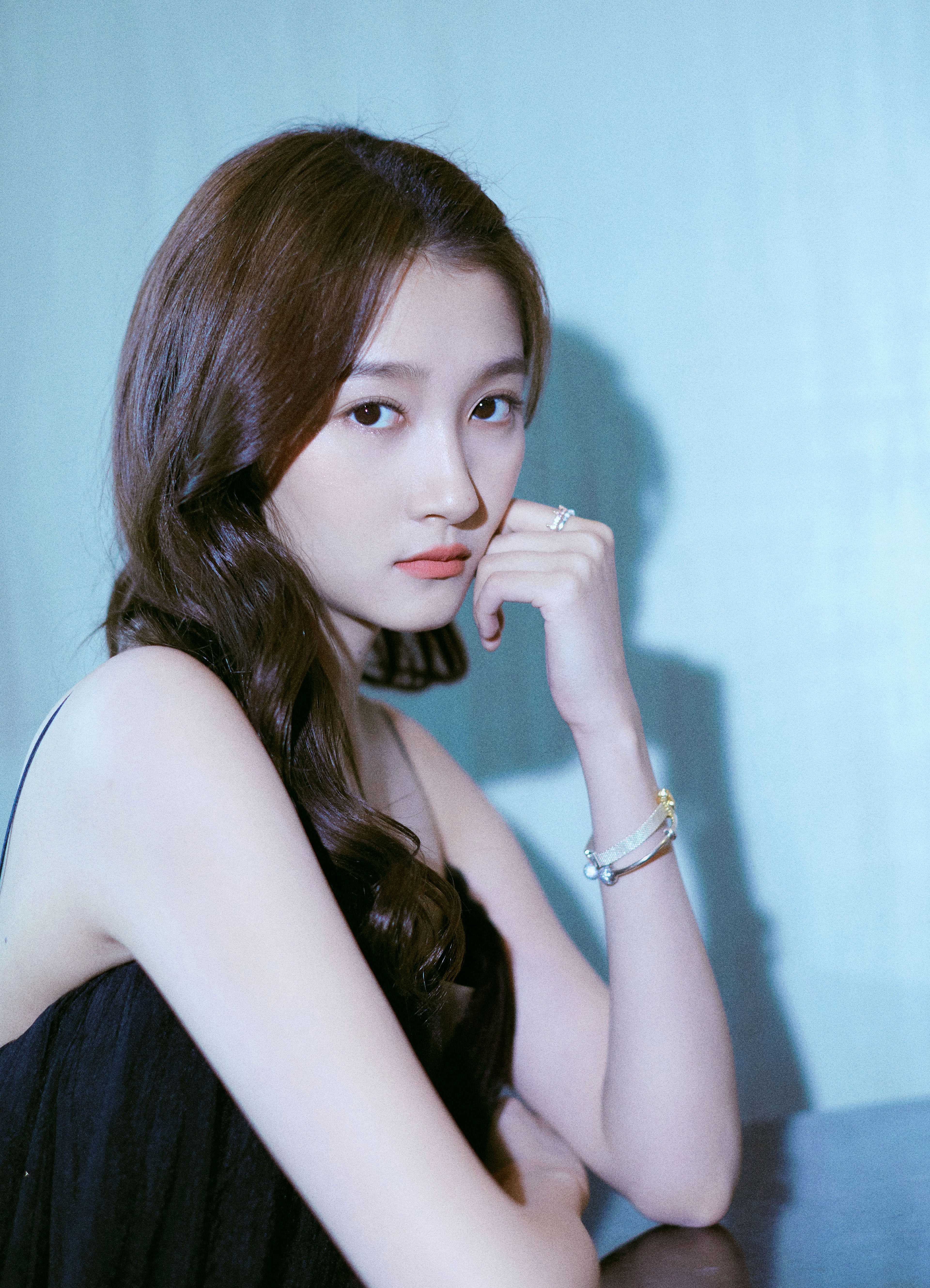 都市丽人品牌代言人关晓彤出席"都市丽人2019年秋冬新品发布会",黑色