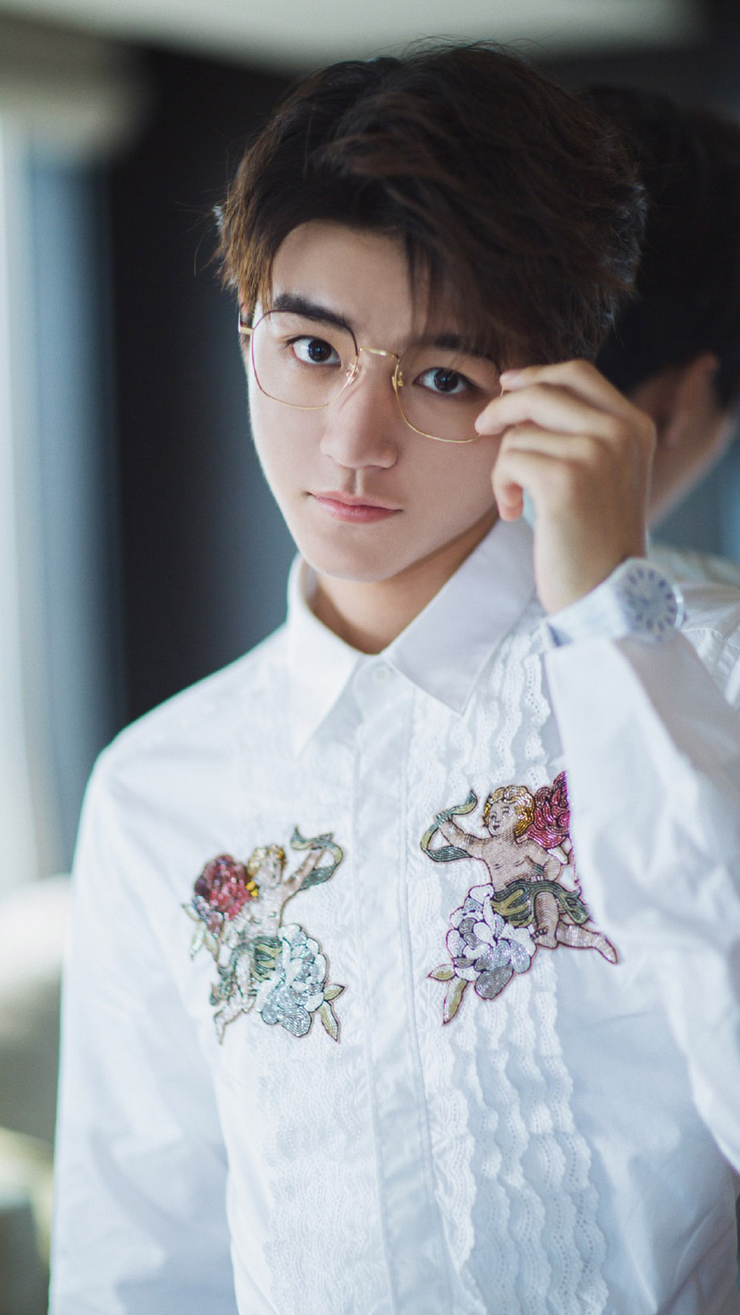 王俊凯文艺帅气写真手机壁纸