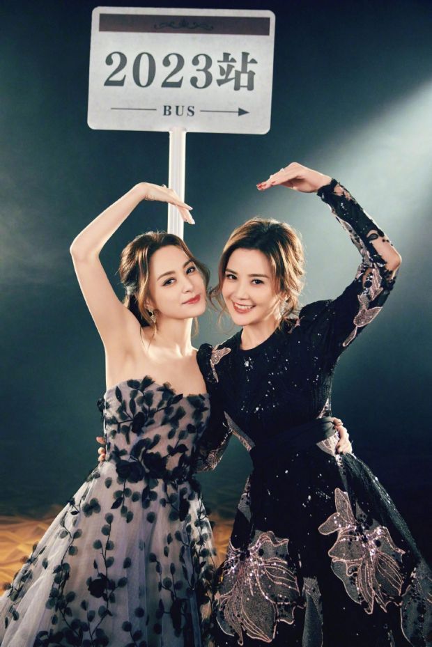 twins合体拍大片 两人对镜头比心甜美依旧_腾讯新闻