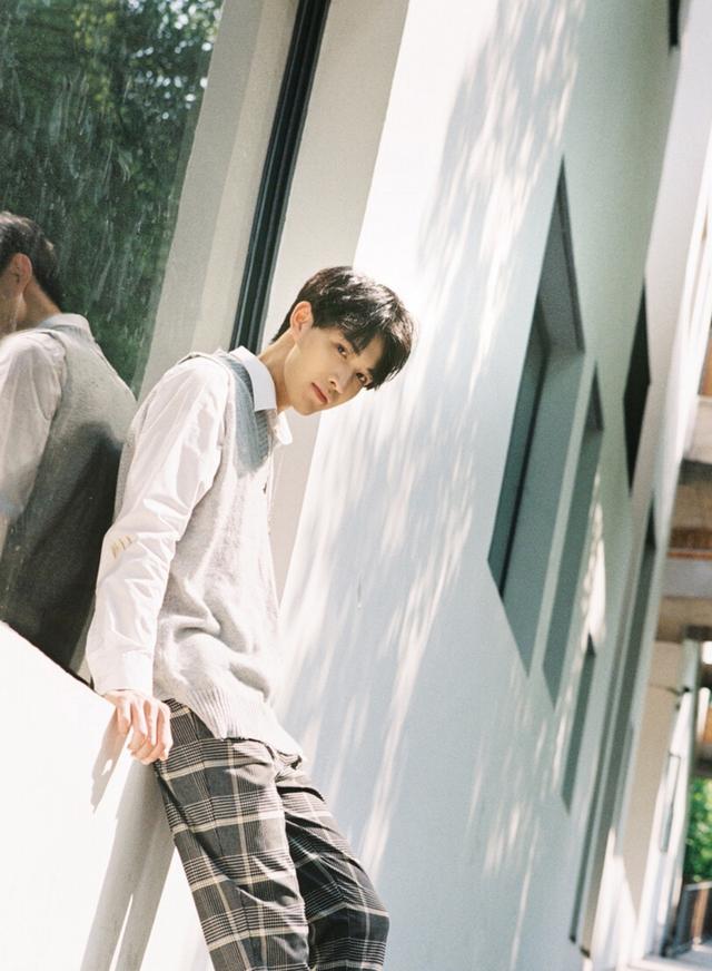 男生拍照姿势大集合,这8个姿势,满足你对帅气自然的要求