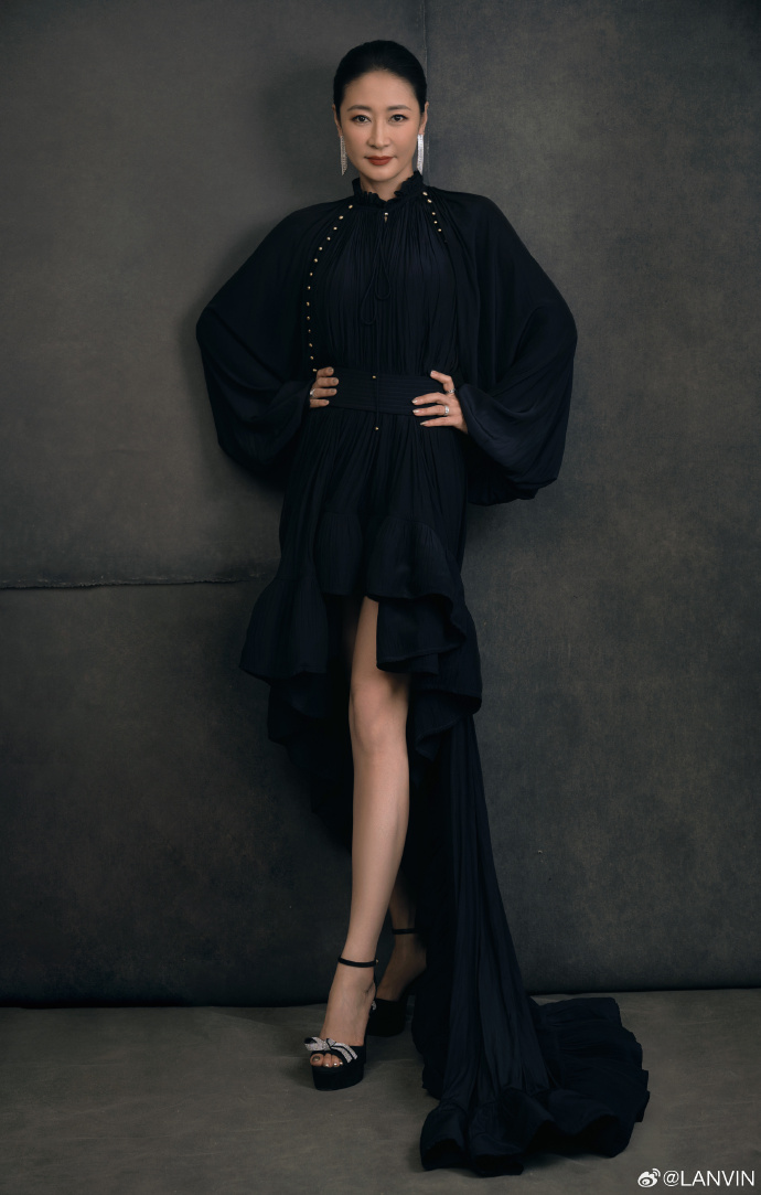 演员@梁静身穿lanvin经典charmeuse花苞裙出席#上海国际电影节#闭幕式