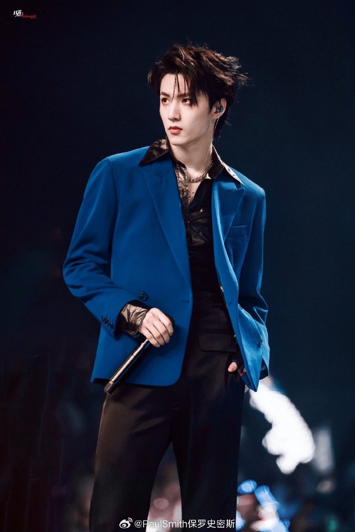 paulsmith星踪#歌手@时代少年团-刘耀文身着paul smith西装外套,亮相