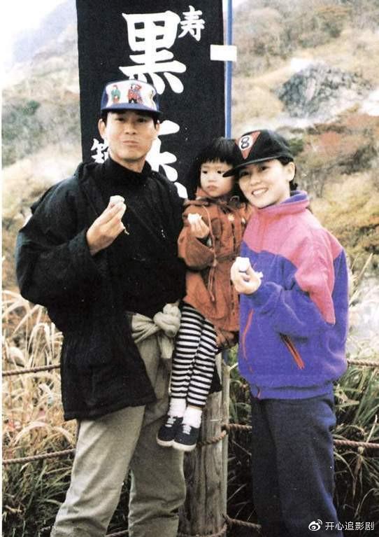 邓光荣替义妹沈殿霞出头去找官晶华算账却被竹联帮用枪抵住头